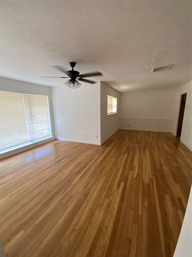 Photo - 405 Azalea Dr