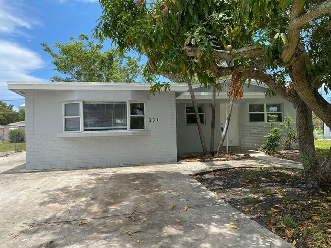 Building Photo - *** LARGE 4 BEDROOM SINGLE FAMILY HOME!***