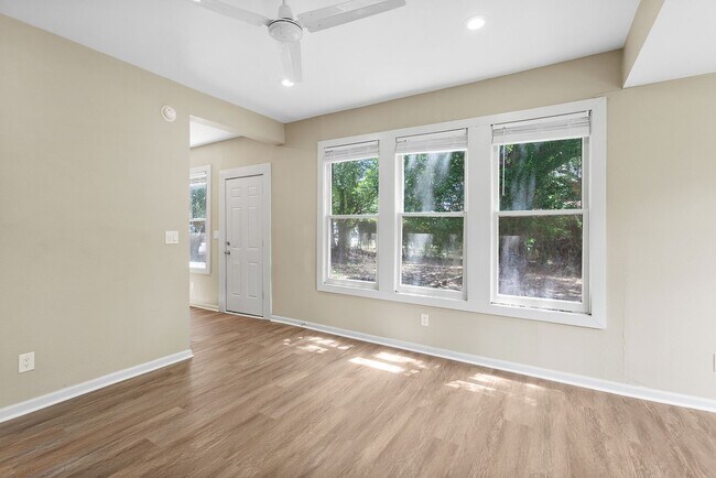 Photo - 333 W Hutchison St