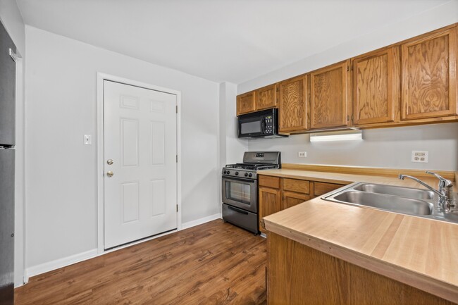 River Oaks Apartments - North Aurora, IL | ForRent.com