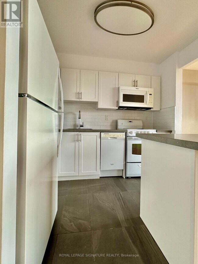 Photo - 666 Spadina Ave. Unit 903