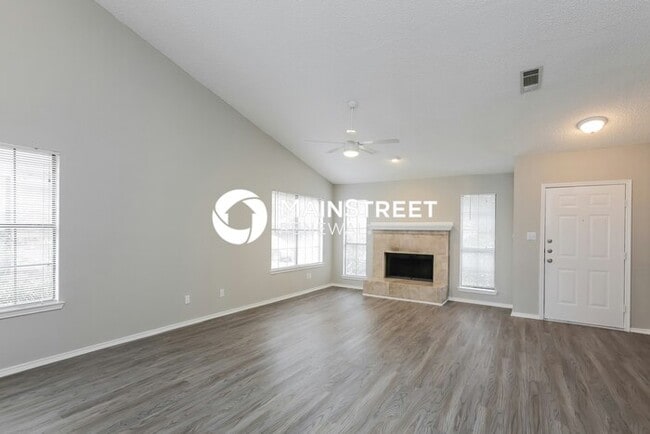 Photo - 3 Bedroom Pet-Friendly Home in Dallas, TX with Main Street Renewal