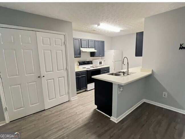 2279 Strathmoor Manor Dr
