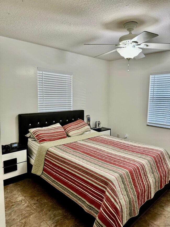 Photo - 4942 Dillon St