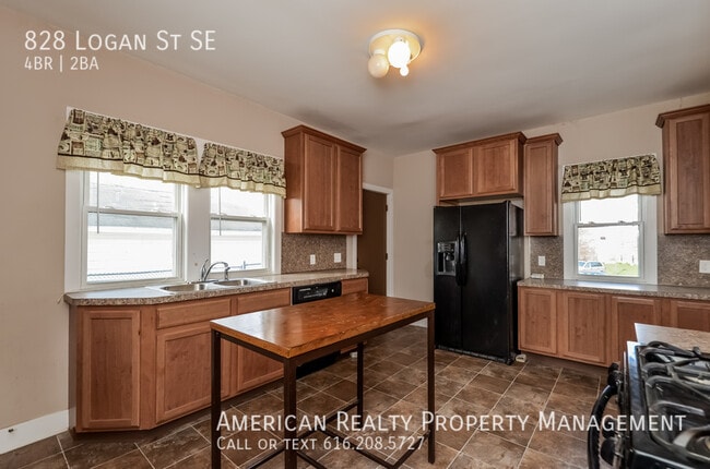 Photo - 828 Logan St SE