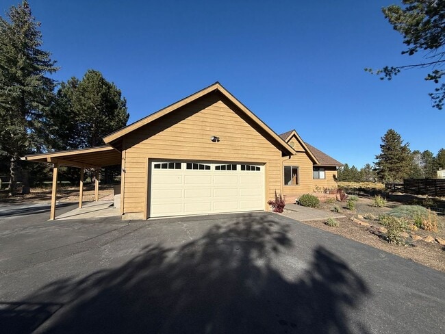 Building Photo - County Setting in NW Bend - 3 Bedroom / 2 ...