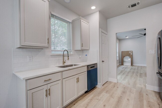Photo - 3948 Overlake Dr