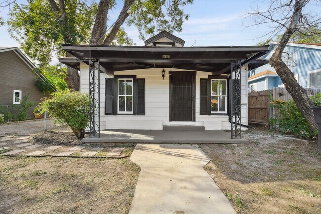 Building Photo - 2332 E hughston 78202