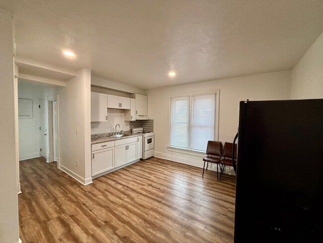 Building Photo - 2415 E Street Unit #4
