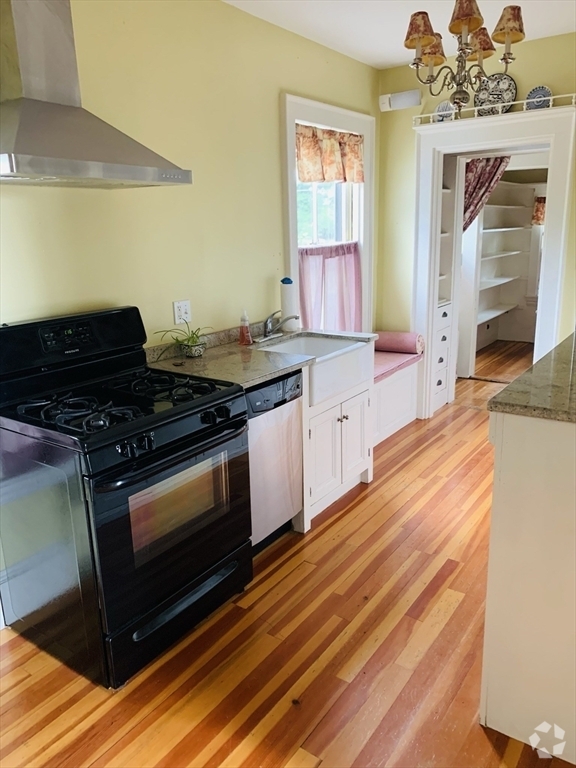 Building Photo - 984 Chestnut St Unit 2 Rental