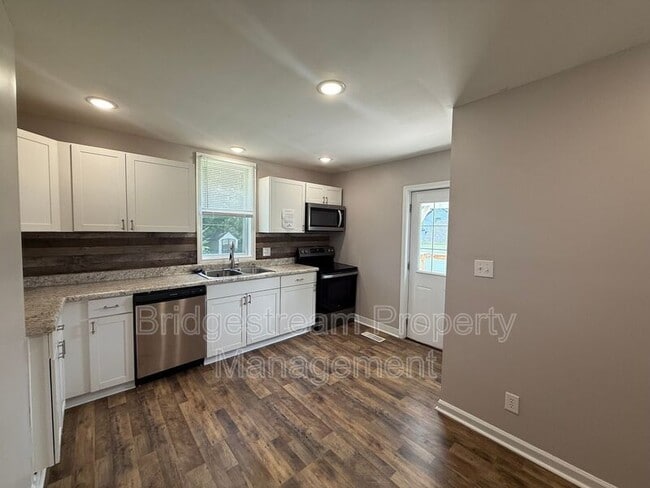 Photo - 921 Kent Ln S