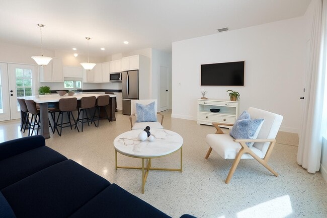 Photo - 513 E Whitney Dr