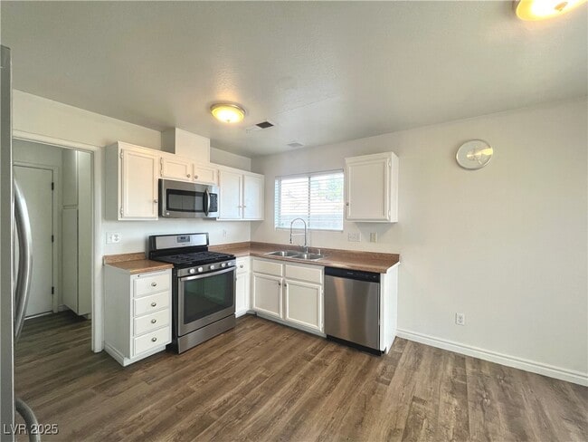 Building Photo - 1537 N Canyon Rose Way