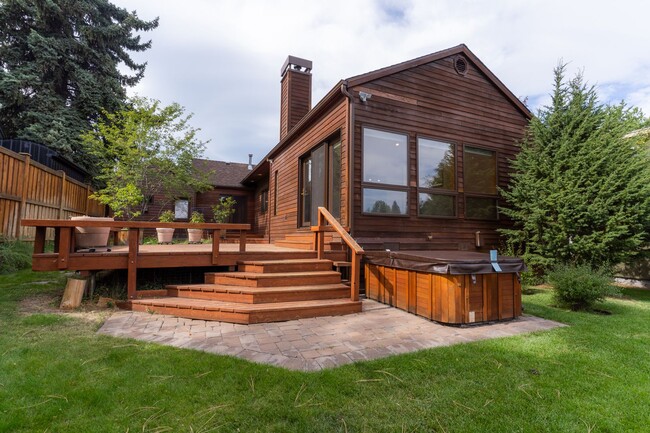 Building Photo - Private river access and stunning views fr...