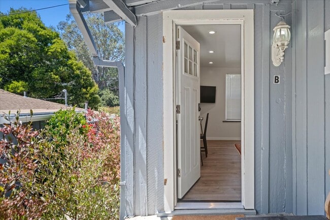 Building Photo - 273 W Carmel Valley Rd Unit B Rental