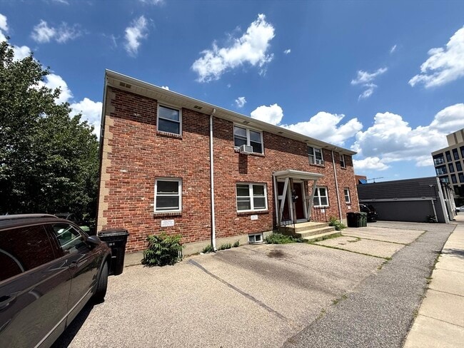 Building Photo - 17 Aldrich Rd Rental