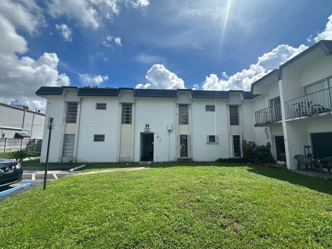 Building Photo - 7215 SW 94th Pl Unit H1 Rental