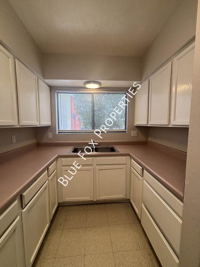 Photo - 110 W Delano St