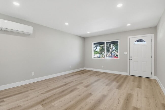 Photo - 54TH STREET 2985-2987 FRONT UNITS Unidad 2987 #A