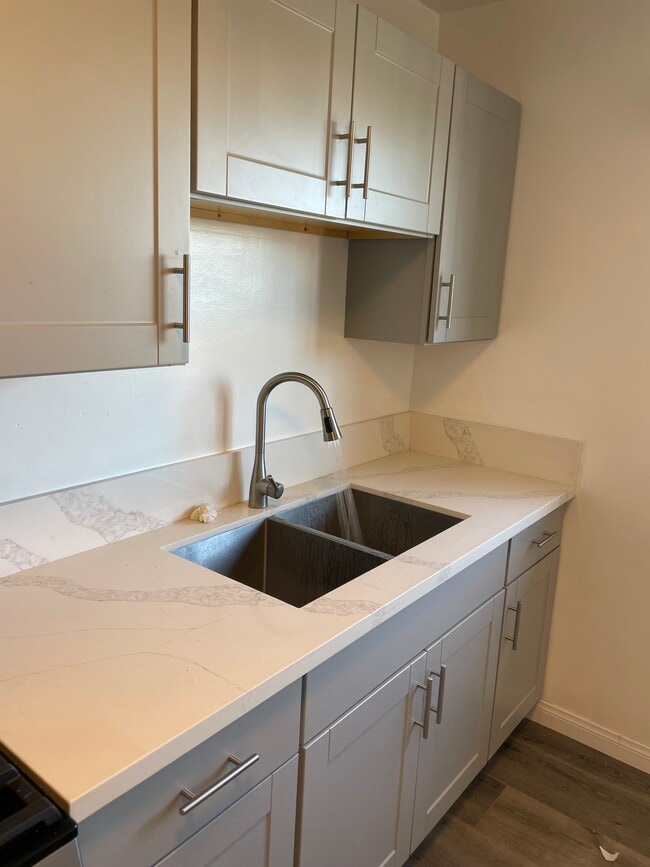 Kitchen - 1714 Grove St Unit 17