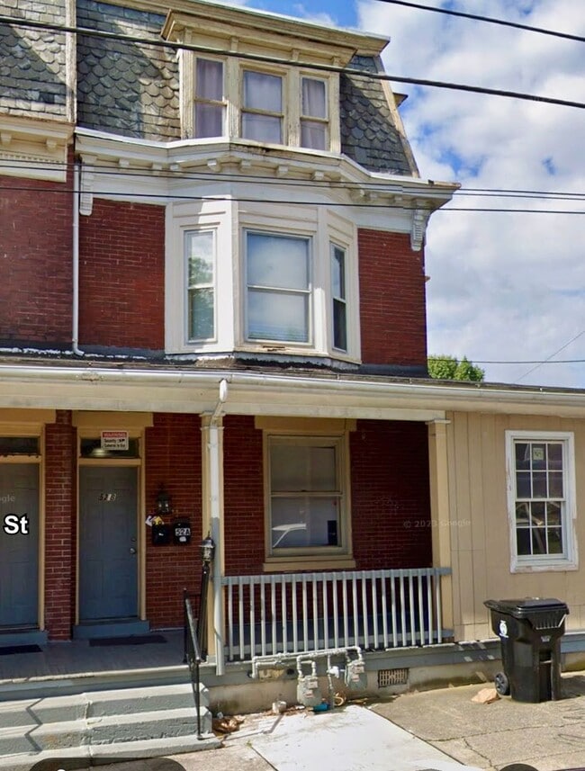 Building Photo - 52 N 18th St Unit Apartment A