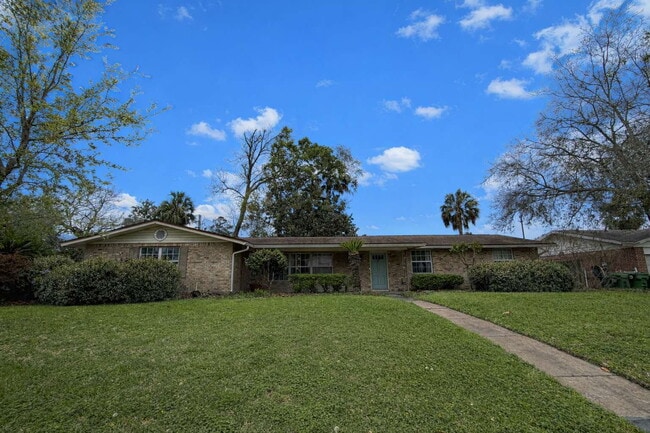 Building Photo - Stunning Renovated Home with Chef’s Kitchen, Prep Room & Oversized Garage