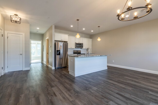 Building Photo - 502 Edgewater Cir Unit f Rental