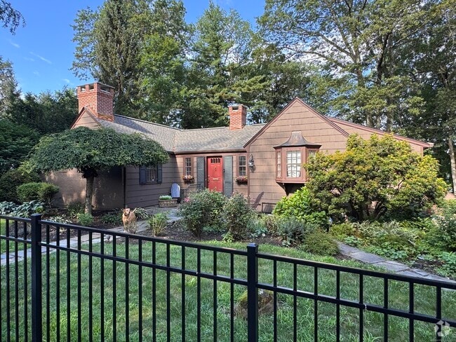 Building Photo - 267 Ridgewood Rd Rental