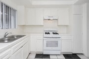 2BR, 2BA - 900SF - Kitchen