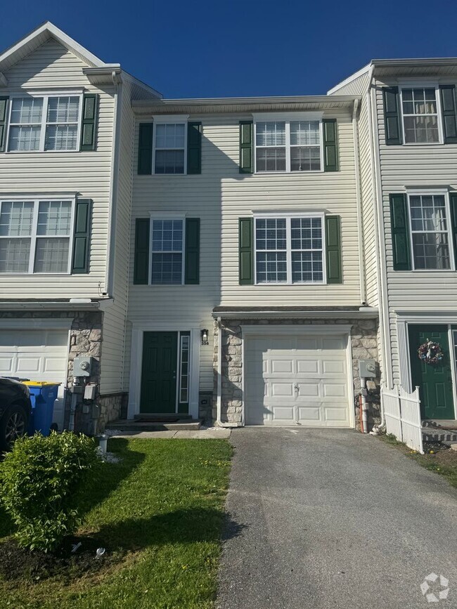 Building Photo - Newly Renovated!  3 bedrooms, 2 full baths... Rental