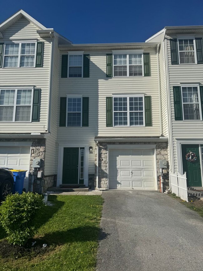 Newly Renovated! 3 bedrooms, 2 full baths... - Newly Renovated!  3 bedrooms, 2 full baths... House