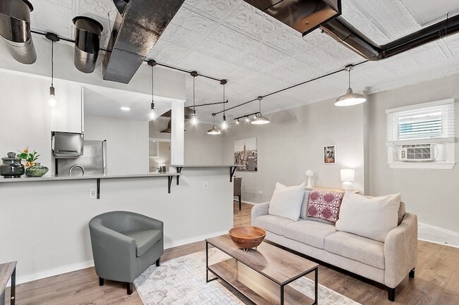 Building Photo - 1 Hazel St Unit 23R Rental