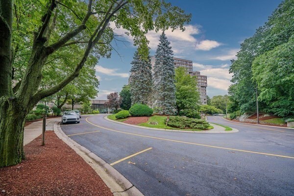 Photo - 250 Hammond Pond Pkwy Condominio Unidad 1010S