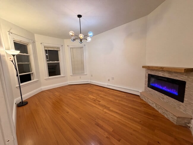 Building Photo - 3 Spring Garden St Unit 3