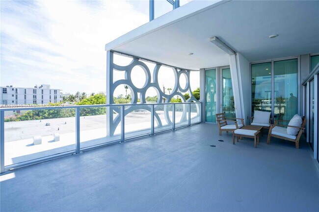 Photo - 8425 Crespi Blvd