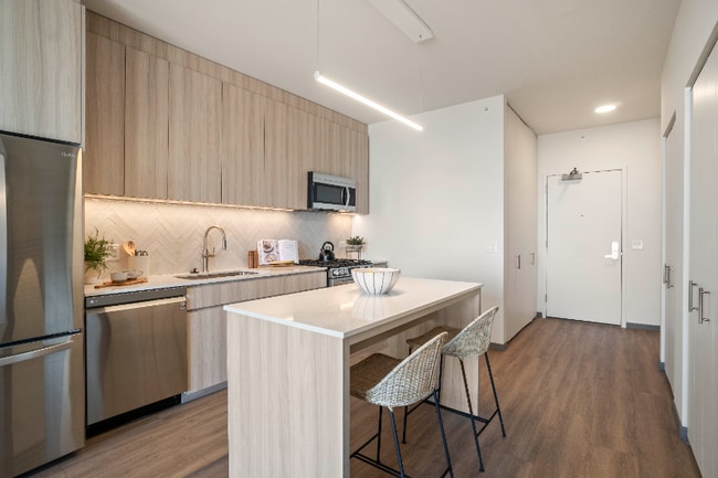 Building Photo - 541 S Damen Ave