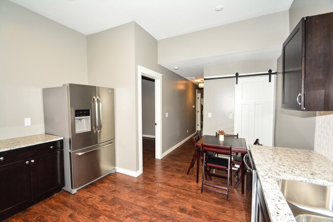 Lavadora y secadora junto a la cocina - 1449 Fletcher Avenue