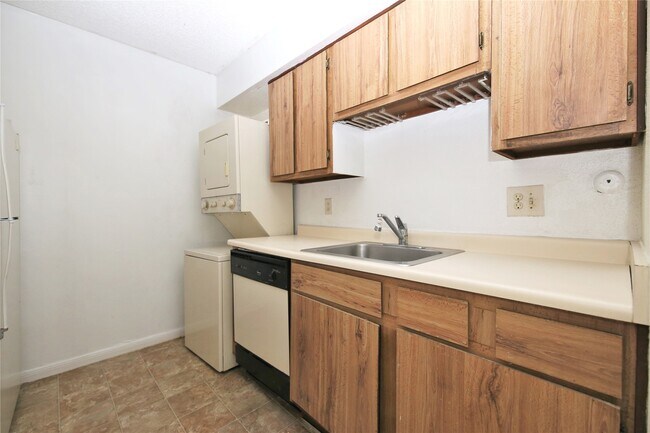Building Photo - 5711 Sugar Hill Dr Unit 95