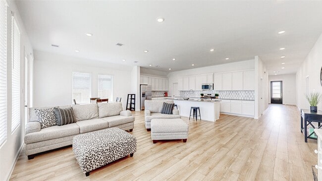 Photo - 711 Hooks Trl