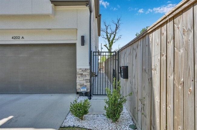 Photo - 4202 Gillespie St