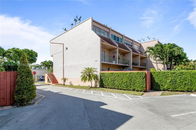 Building Photo - 840 SW 105th Ave Unit 310