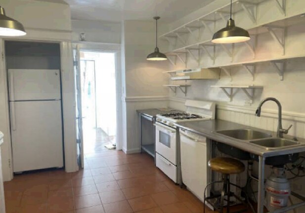 Cocina frente a la entrada - 12 28th St