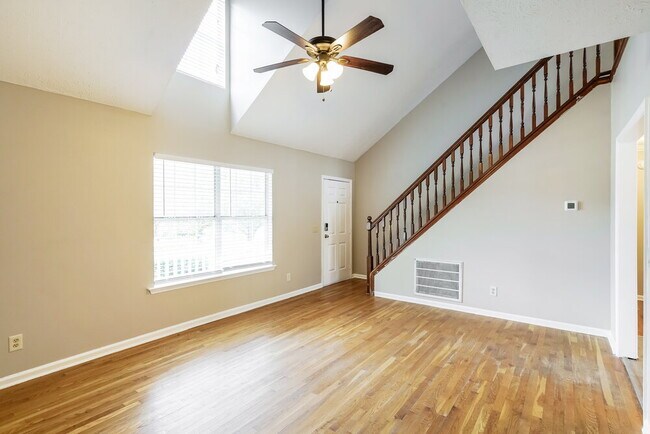 Photo - 300 Vernon Traylor Dr