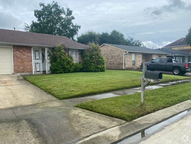 Building Photo - 3 Bedroom Single Family Home