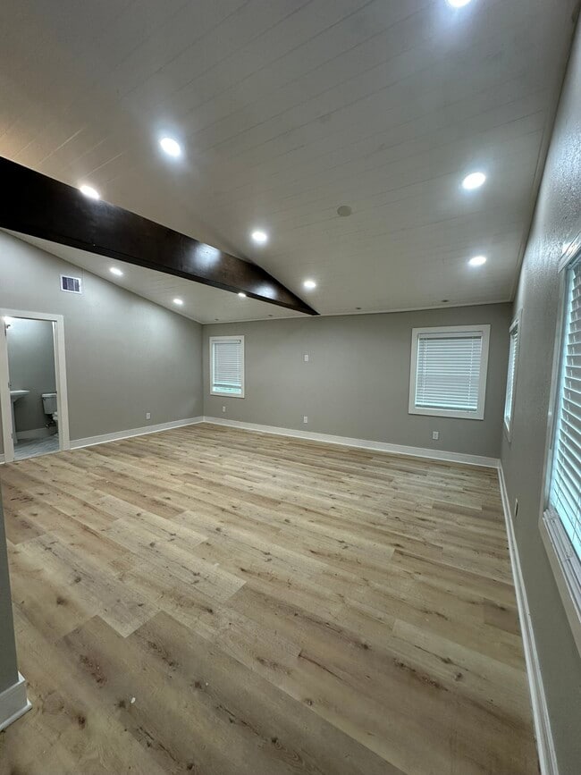 Photo - 8223 Wallis St