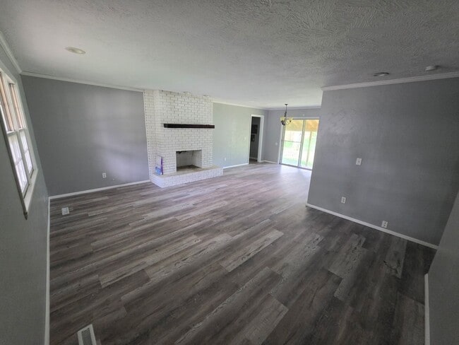 Photo - 3 bedroom/1.5 bathroom house/2 car garage