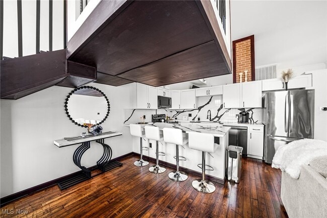Building Photo - 408 W St Clair Ave Unit 605 Rental
