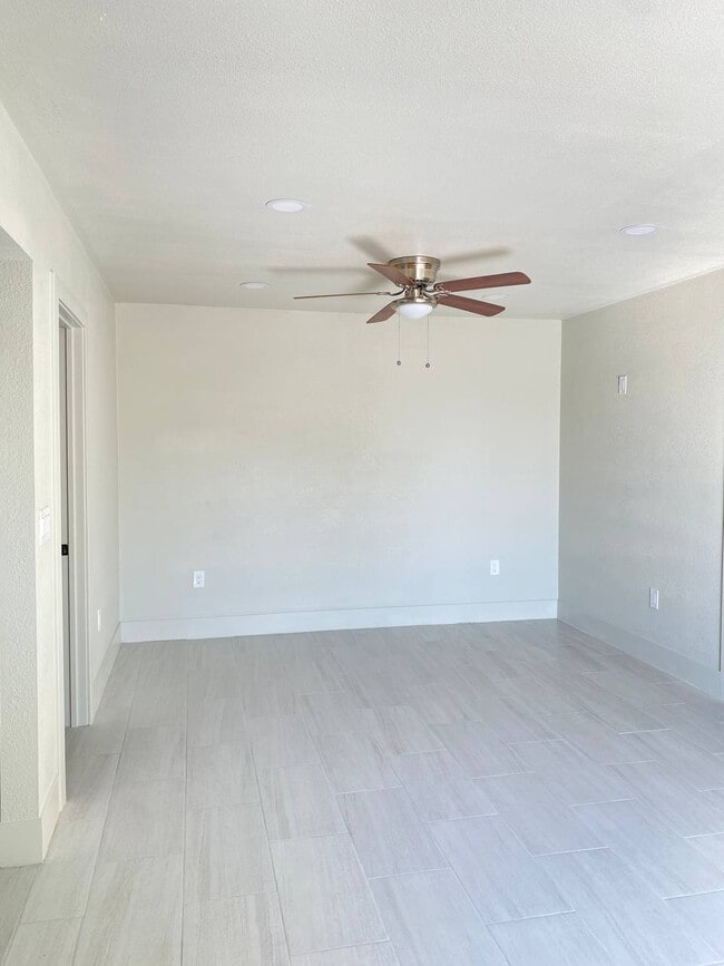 Photo - 715 E River Ave