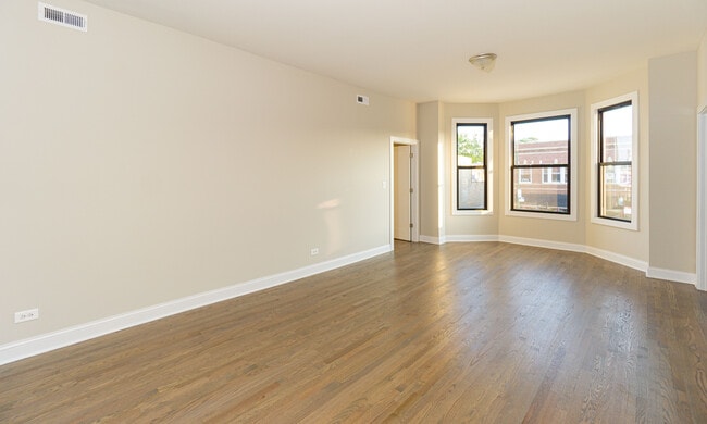 Photo - 3405 W Fullerton Ave Unidad 2