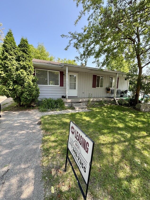Photo - 902 Vincent Ct (Lansing, MI)